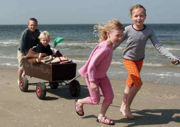 Kinder mit Bollerwagen