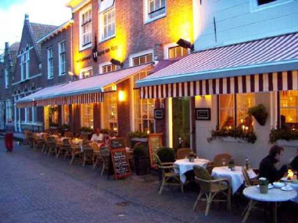 Strassencafe am Abend